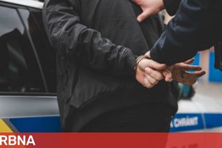 Brutální napadení ve Strakonicích. Recidivista srazil muže na zem, několikrát mu šlápl na hlavu